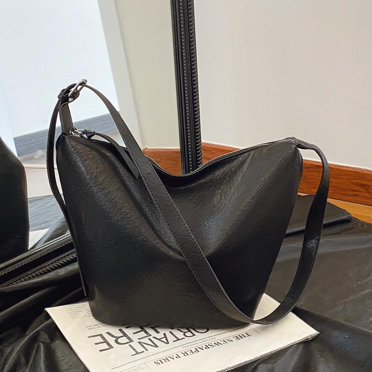 Bolsas de textura retro de estilo universal para mujeres de gran capacidad 2025 nuevo estilo universal bolsas de cubo de hombro nicho bolsas de bolsas de饺os de viaje