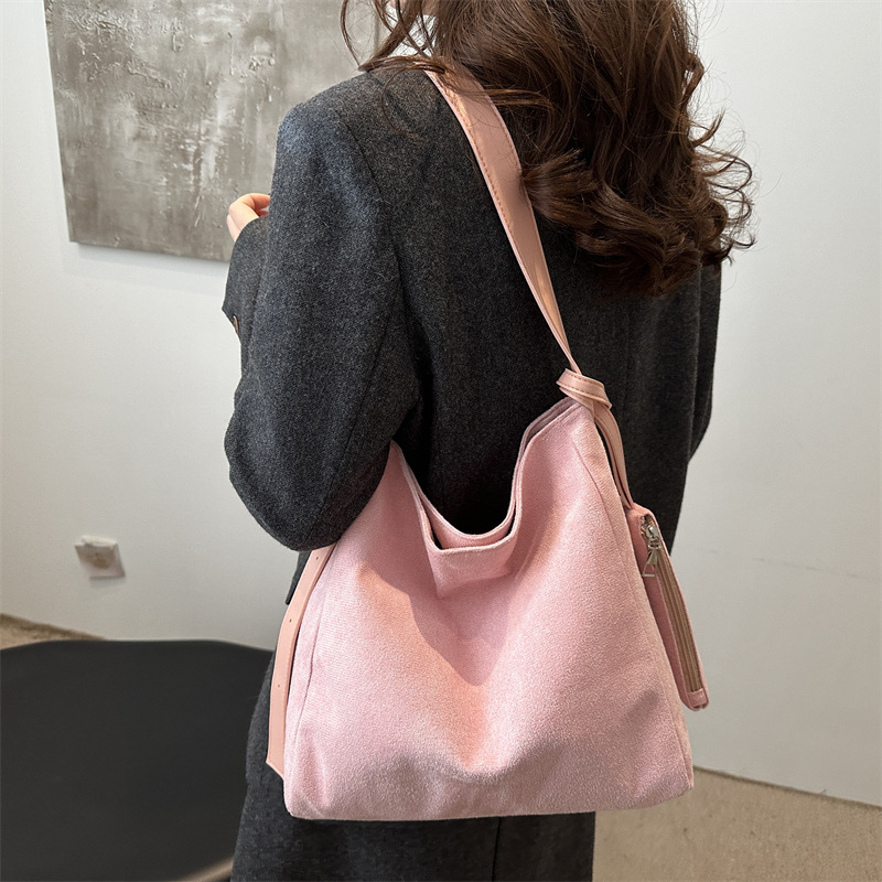 Bolsa de hombro de alta calidad de gran capacidad mate de damas 2024, invierno nuevo estilo versátil bolso de brazo bolso especial para mujeres