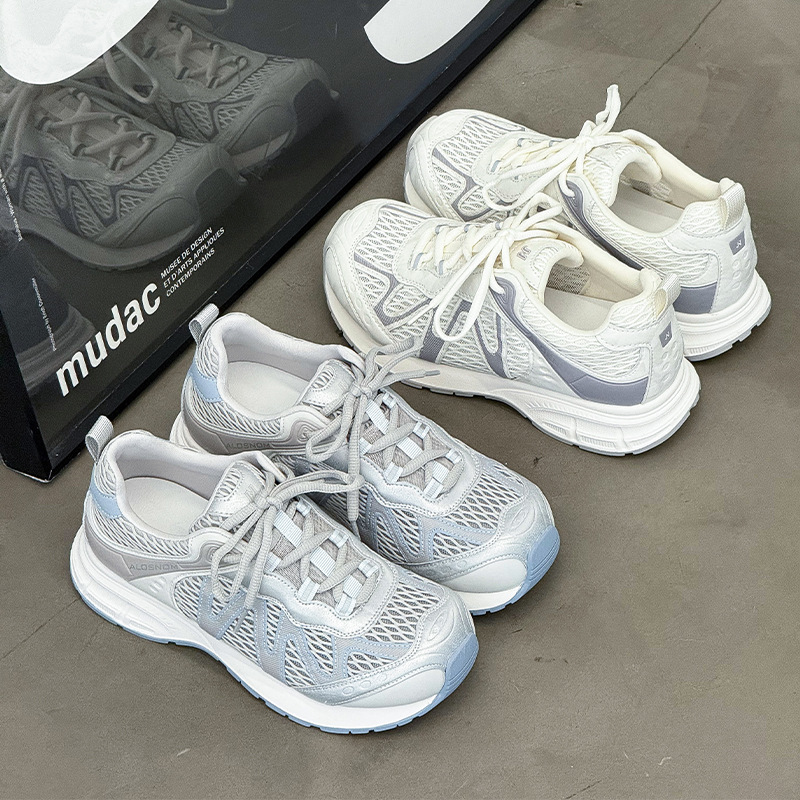 여성을위한 메쉬 통기성 아빠 신발 2025 여름 새로운 중공 캐주얼 스포츠 하이킹 신발 다목적 경량 조깅 신발