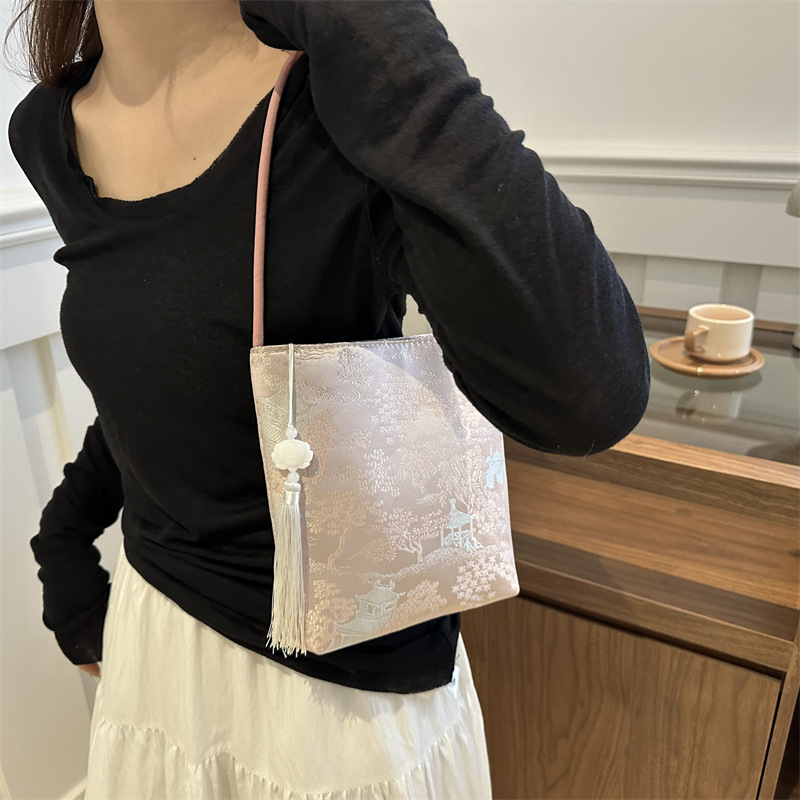 Guofeng shoulder bracket 2024 nuevo estilo de estilo chino nuevo estilo de seda alta sensación de borda shoulder tote para mujeres