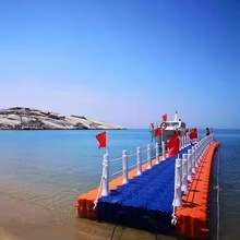 湖面木结构拼接塑料浮筒码头 游船停靠泊位 水上观光休息浮桥