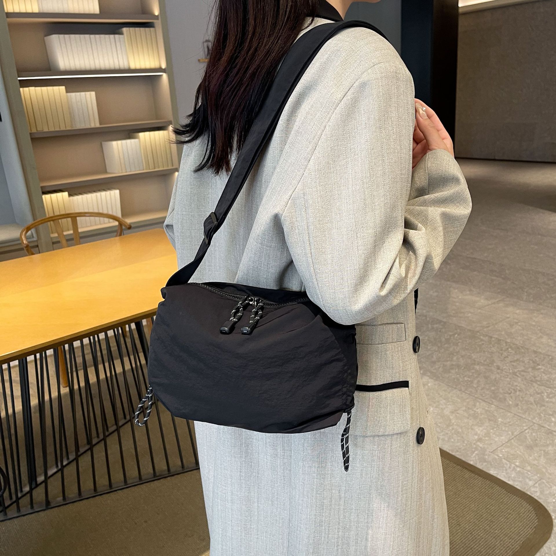 La versión coreana de la sensación de diseño de nicho de ins, bolsa plisada de cuerda de nylon, nueva moda y ocio para mujeres, bolsa de albóndigas de autostop