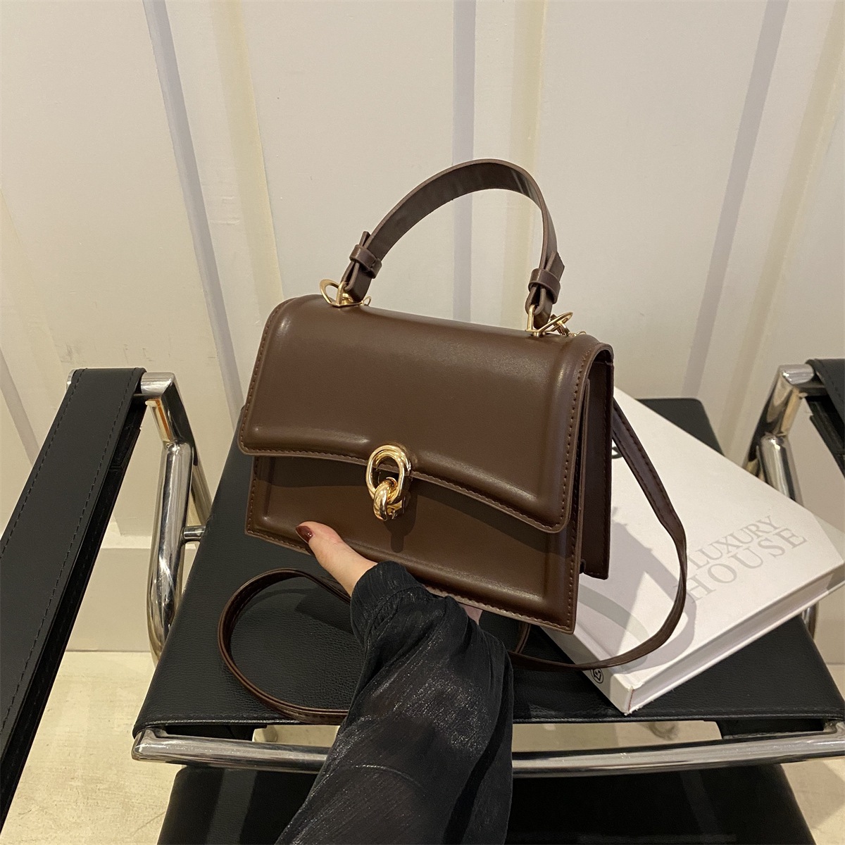 Pequeño bolso público para mujeres otoño / invierno 2021 nuevo estilo macarón bolso de mano de moda de textura de tendencia versátil bolso de tramo inclinado