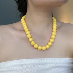 香港スタイルのレトロな黄色のラウンドビーズネックレスレディースファッションシンプルなインドーパミンハイエンド鎖骨チェーンネックレス