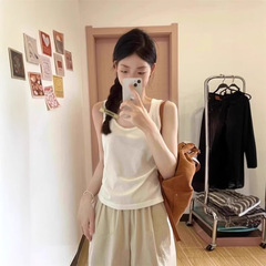 女性用の白いキャミソール、2025年夏の新しいシャツ、インナーとアウター、スリムフィットのノースリーブTシャツトップ