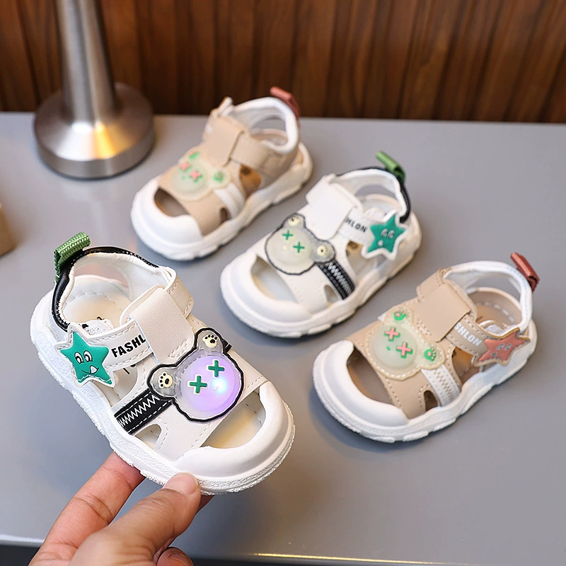 Одна подсветка детских сандалий 2025 Новый летний мальчик Баотоу нескользящая ходная обувь анти-пинать пляжная обувь