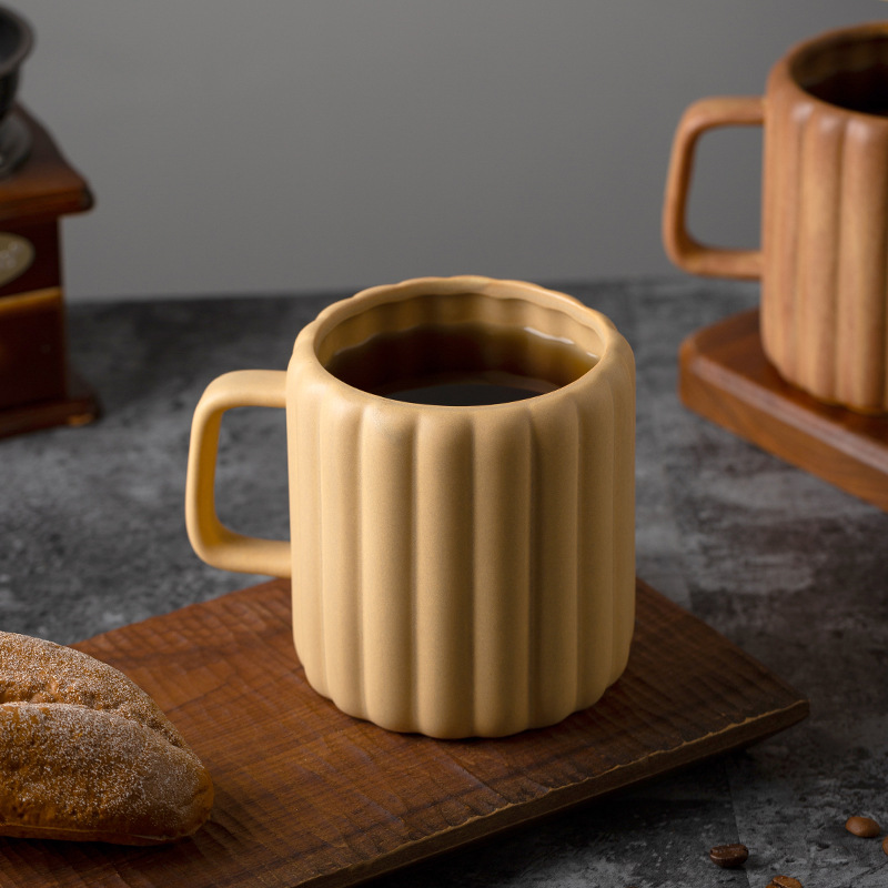 Taza de cerámica Dehua resistente a altas temperaturas, taza de cerveza de gran capacidad, taza de bebida de diseño de alto valor para oficina en el hogar
