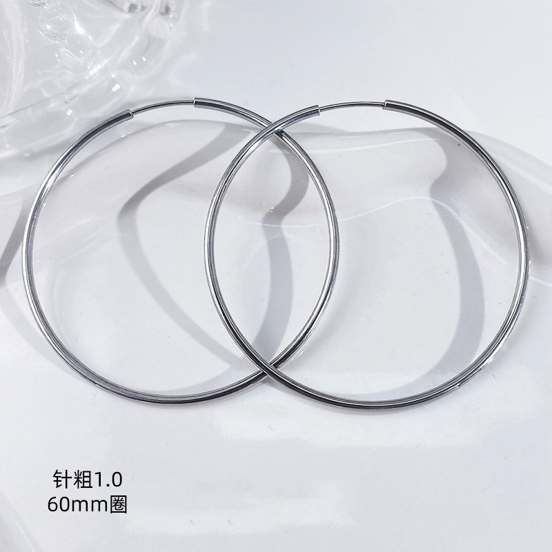 Nuevos desplazamientos de moda con pendientes de círculo grande, ligero y lujoso, temperamento femenino de alta gama, botones para los oídos, Orejeras de círculo vegetariano, agujas para los oídos