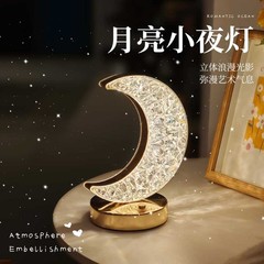 クロスボーダー起爆スタンドのベッドの上に贅沢な高級感があります。