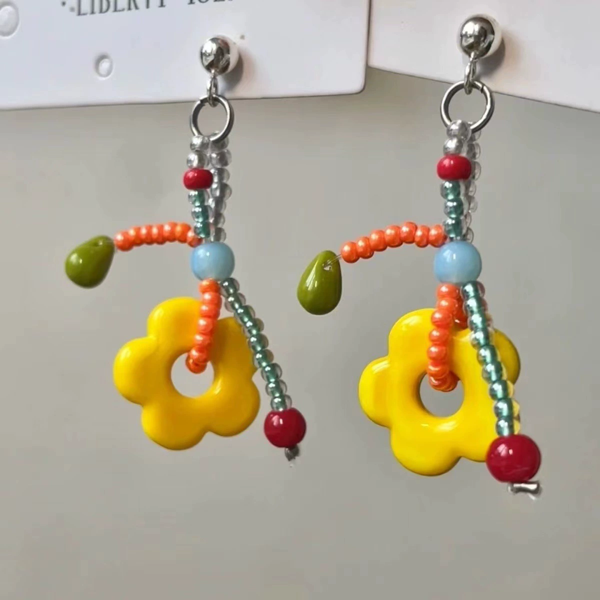 Островные серьги с асимметричным рисунком, небольшие подвески, универсальная посадка, многоцветные