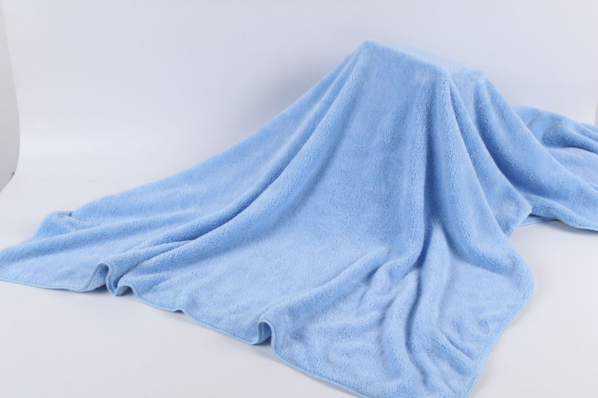 Toalla de baño de lana de coral de alta densidad personalizada de fábrica para aumentar el grosor, fuerte absorción de agua, sin pérdida de cabello, toalla de baño de color sólido al por mayor