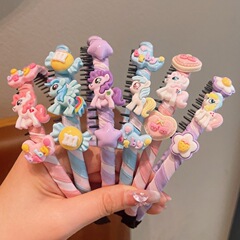 女の子の髪のカチューシャの女性の子供の髪を整理します。