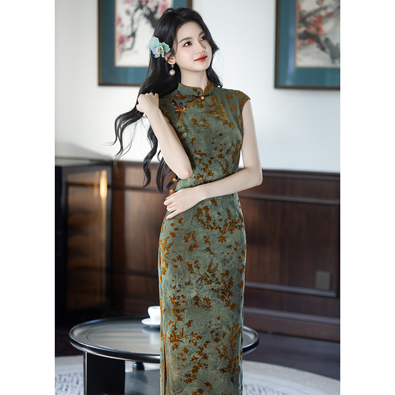 Green Velvet Cheongsam for Women, New Chinese-Style Spring and Summer Model, Elegant and Refined National Style, Improved Long Dress Green Velvet Cheongsam for Women, New Chinese-Style Spring and Summer Model, Elegant and Refined National Style, Improved Long Dress