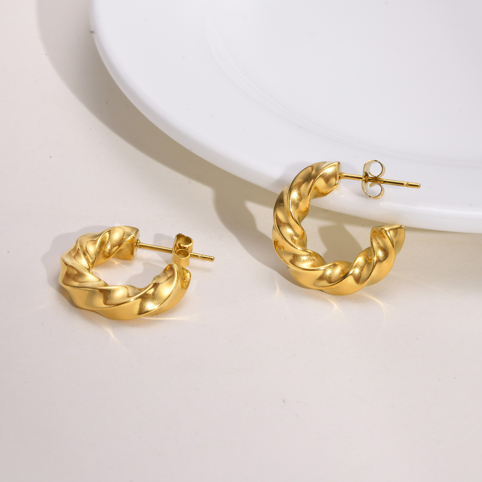 1 Pair Retro C Shape Plating 201 Stainless Steel Gold Plated Ear Studs display picture 1