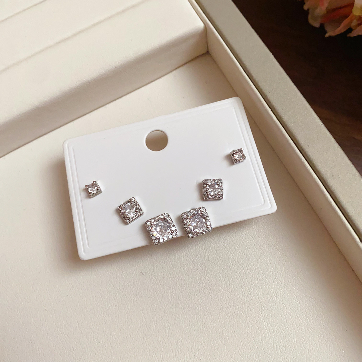 Pendientes de suministro de mercado nocturno de agujas de plata Pendientes de moda coreana en vivo Pendientes de estilo caliente Pendientes de lujo ligero Mujeres de alta gama