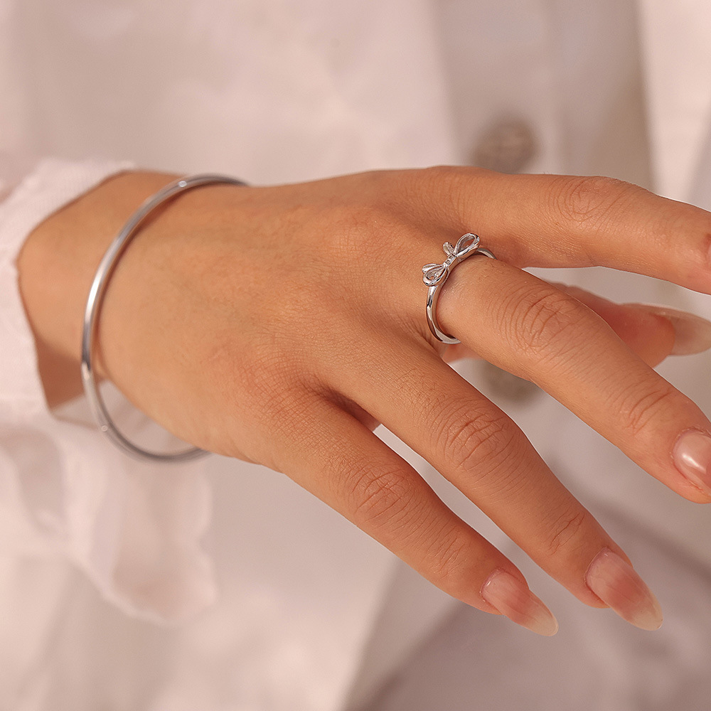 Anello con fiocco, fibbia liscia, anello semplice, bracciale in acciaio inossidabile PVD placcato oro, set di gioielli in stile Ins di moda di nicchia_voghion.com