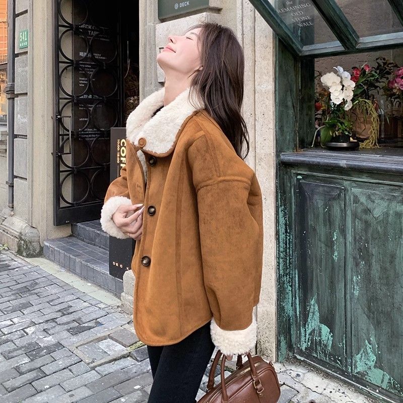 卡其色麂皮绒皮毛一体羊羔毛外套女秋冬季2024年新款加绒棉服大衣