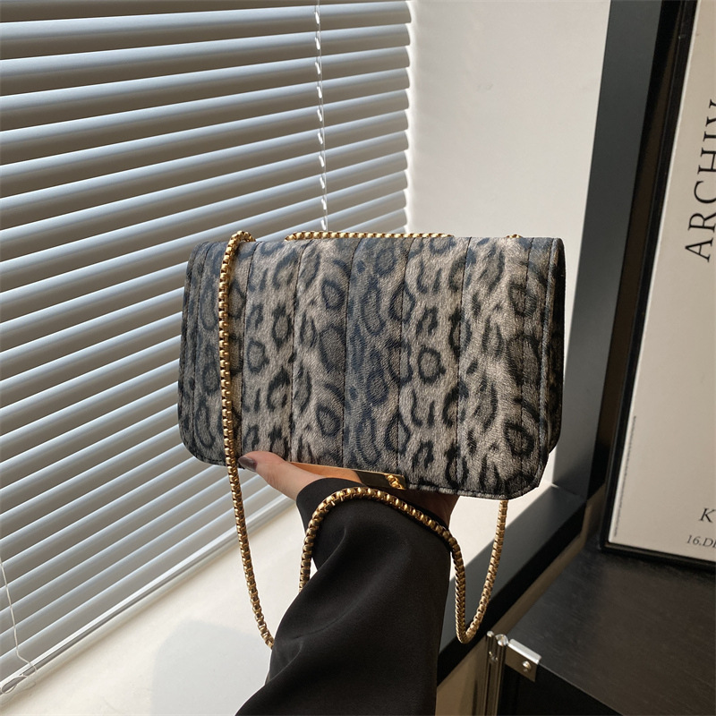 Estampado de leopardo de moda de este año 2024 invierno nuevo estilo ligero lujo textura banquete cadena estilo occidental pequeño bolso cuadrado bolso femenino