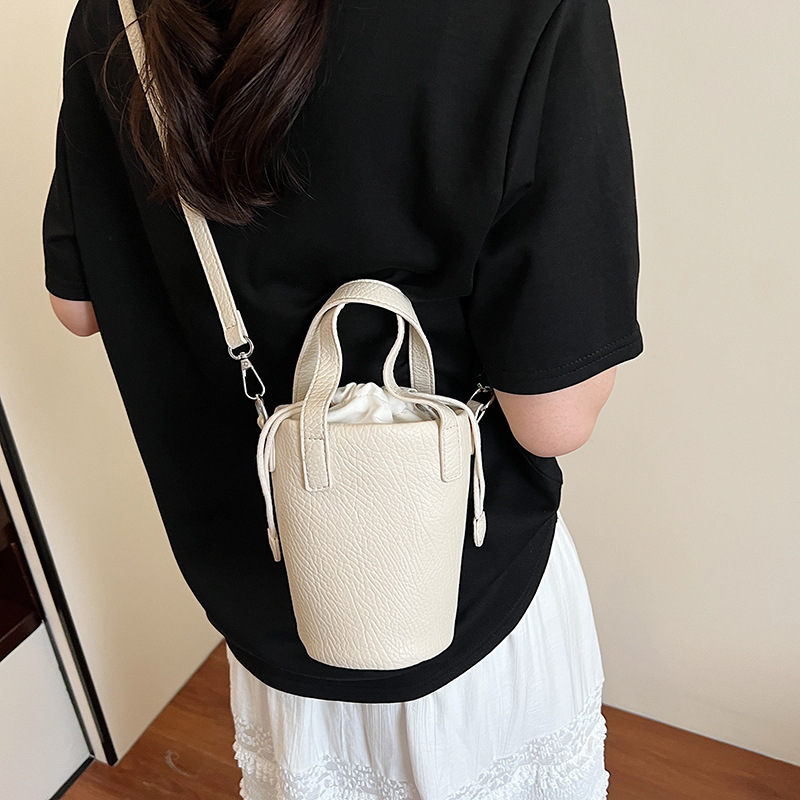 Bolso de cubo de cuero de cera de aceite retro con patrón de lichi transfronterizo para mujer 2025 nuevo bolso de mensajero de un solo hombro de diseño de nicho de alta gama