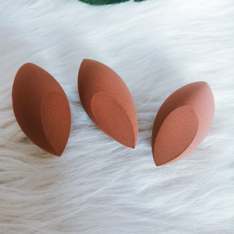 Huevo de maquillaje de corte oblicuo en forma de oliva puntiagudo sin látex mojado y seco de doble uso huevo de maquillaje en forma especial algodón de soplo de calabaza grabado LOGO