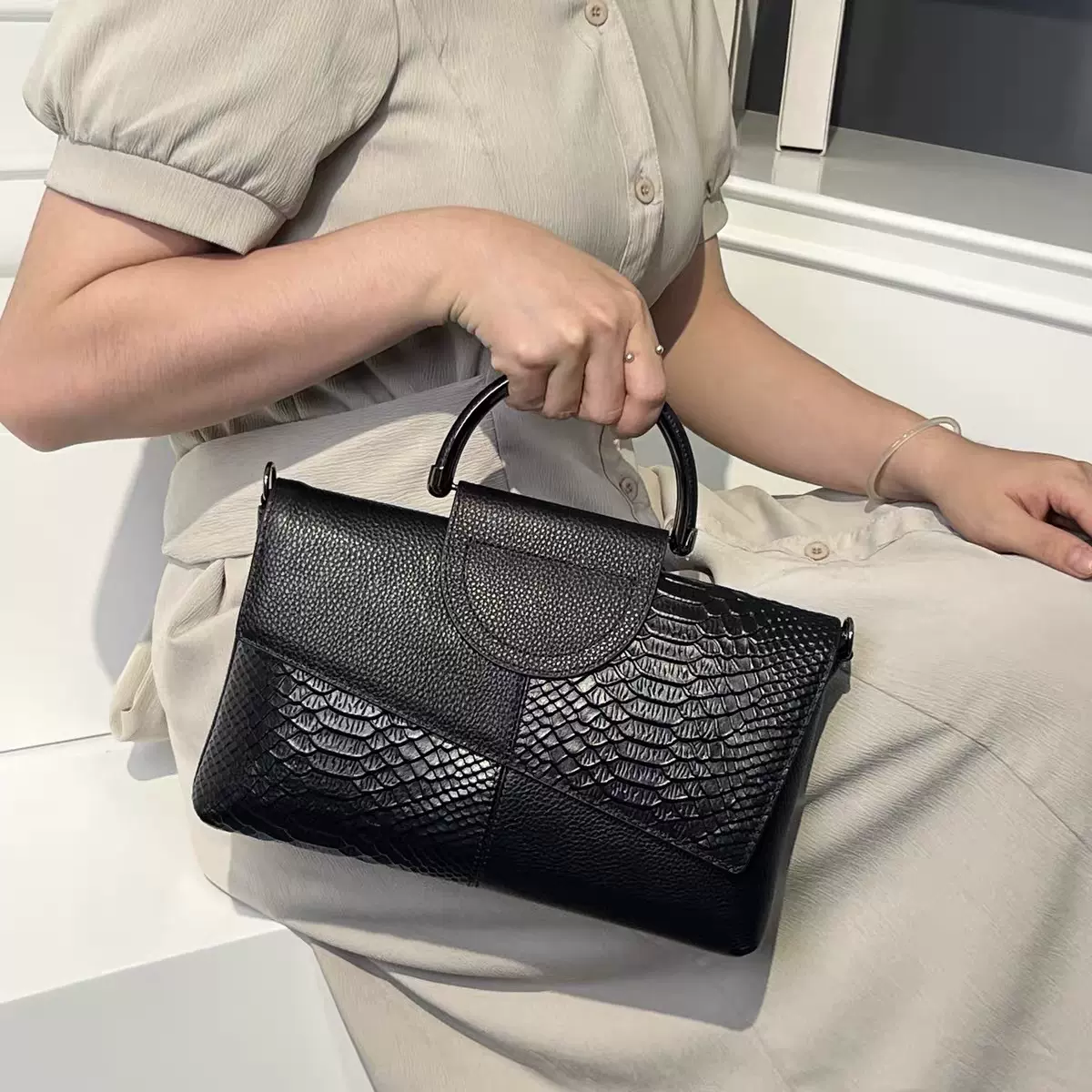 女生手拿包女2025新款大容量宴会手包鳄鱼纹女士时尚气质斜挎包