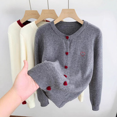 ラブボタンショートカーディガン秋冬韓国風年齢軽減刺繍デザインシックな新しい気質レイヤードインナージャケット