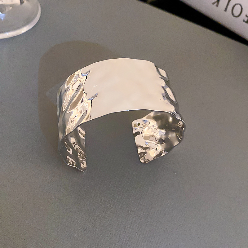 Pulsera plisada irregular de metal estilo europeo y americano fresco elegante pulsera personalidad de alto grado de lujo ligero pulsera al por mayor femenina