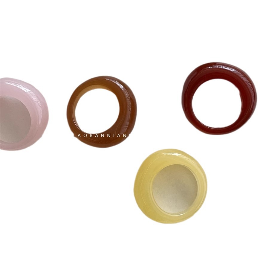 El pequeño blogero del libro rojo con el mismo anillo de resina en forma de tesoro único de nicho, anillo de viento frío para atraer riqueza