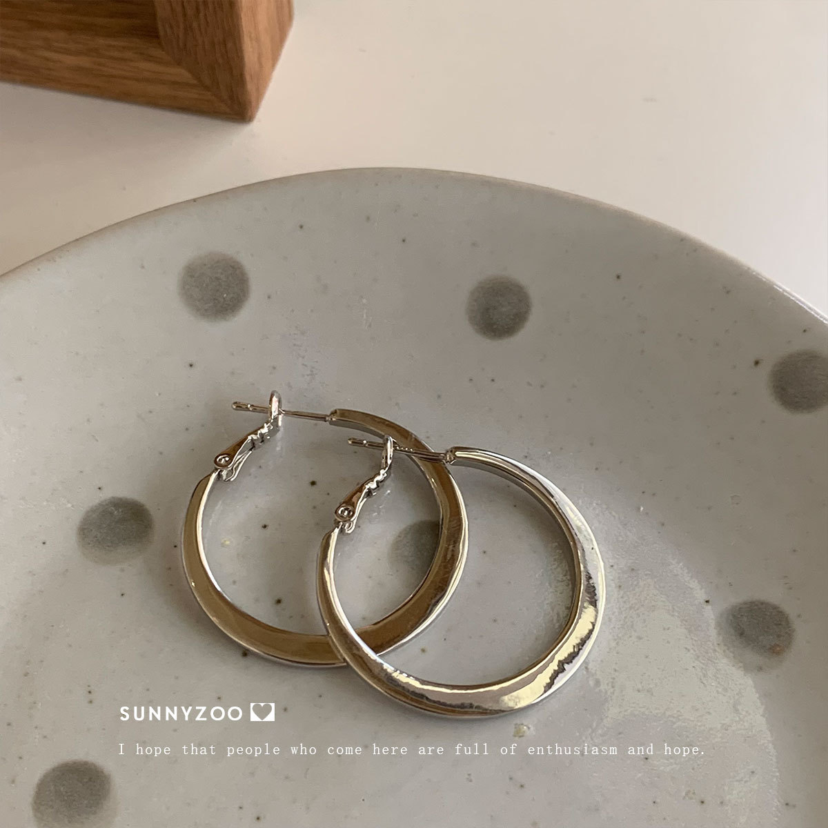 Minimalistic classic ring