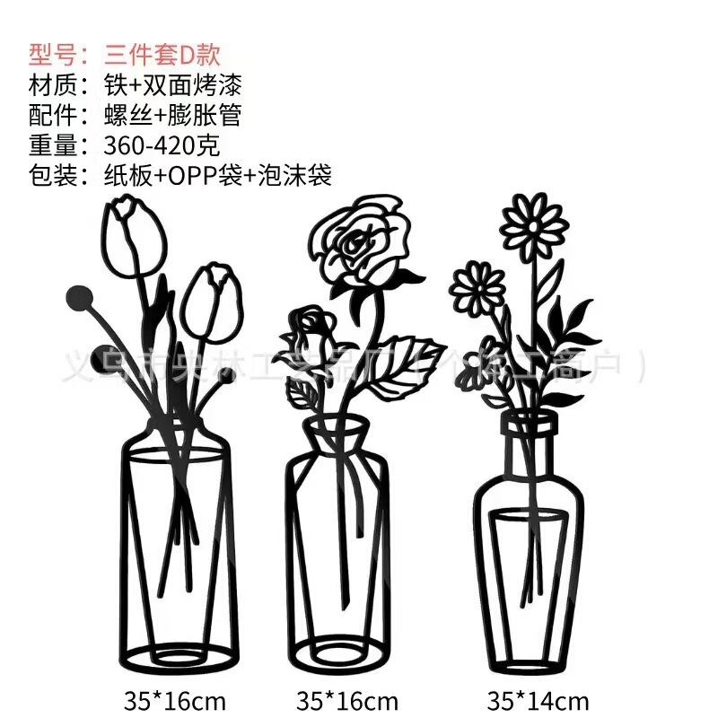 国境を越えた庭園の花、バラ、四つ葉の草、金属製の鉄工品の壁飾り、吊り下げ飾り、庭の地面に飾る置物|undefined