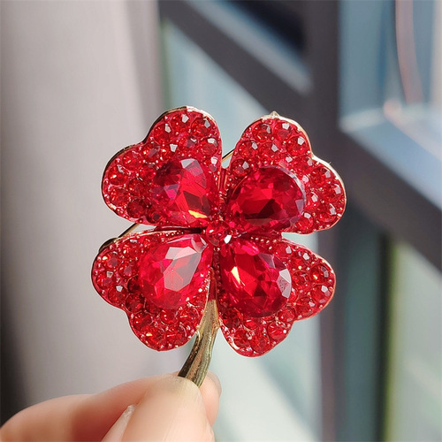 New simple anti-exposure cat's eye brooch for women four-leaf clover pin fixed clothing accessories manufacturer