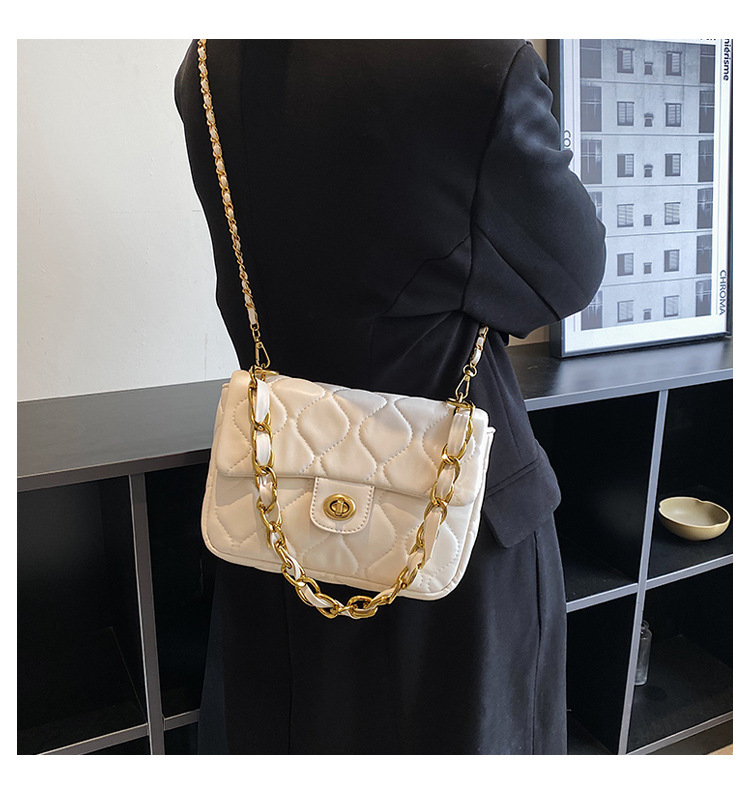 Women's Small Pu Leather Solid Color Fashion Square Lock Clasp Crossbody Bag display picture 3