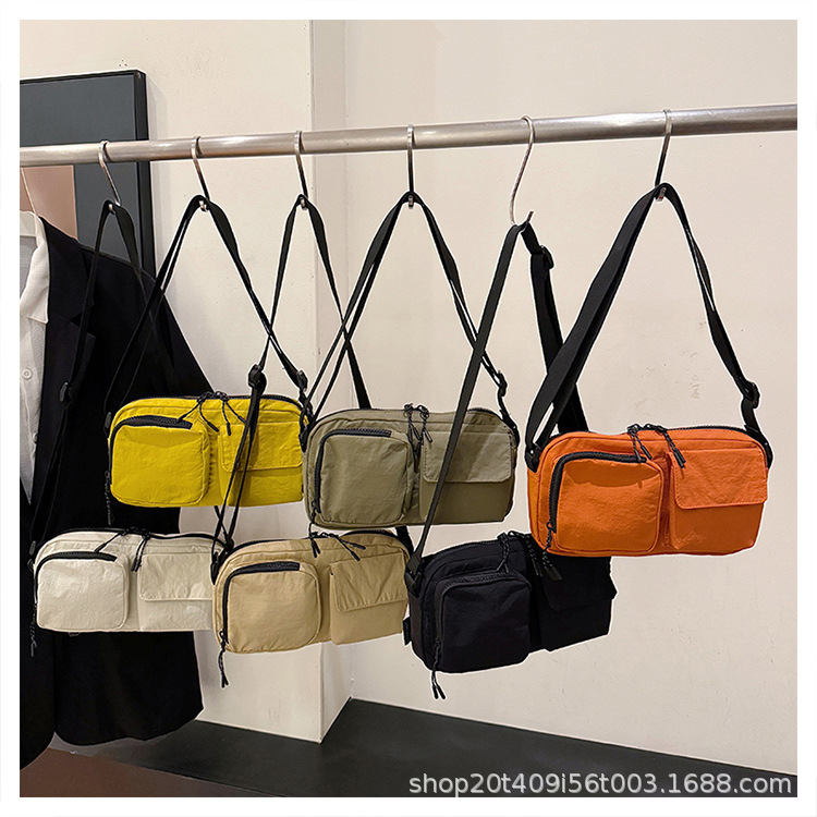 春夏新款简约多口袋设计斜挎包单肩邮差包相机包腋下包轻便时