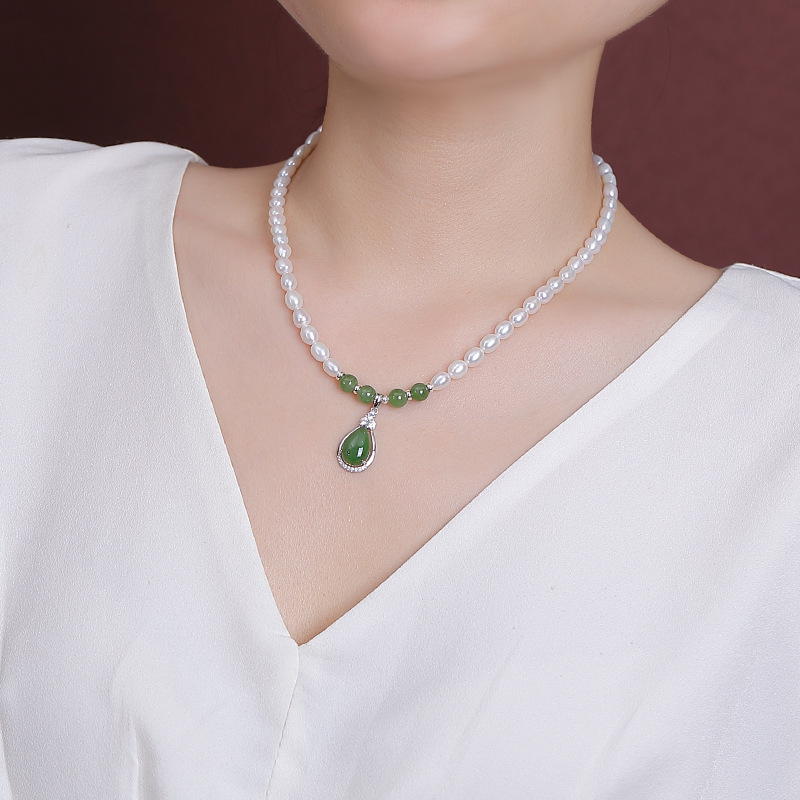 Vòng cổ bạc S925 mạ vàng đính ngọc trai nước ngọt và ngọc Hetian Jasper hình giọt nước — Mẫu bạc