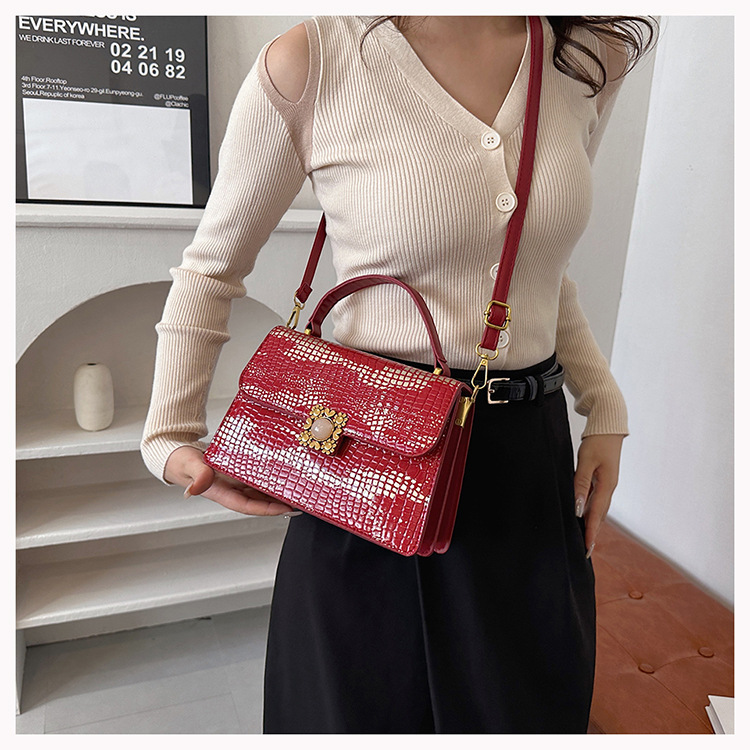 Sınır ötesi doku çanta 2023 erken sonbahar yeni kadın çantası kişiselleştirilmiş kertenkele desen omuz çantası rugan parlak çapraz çanta_voghion.com