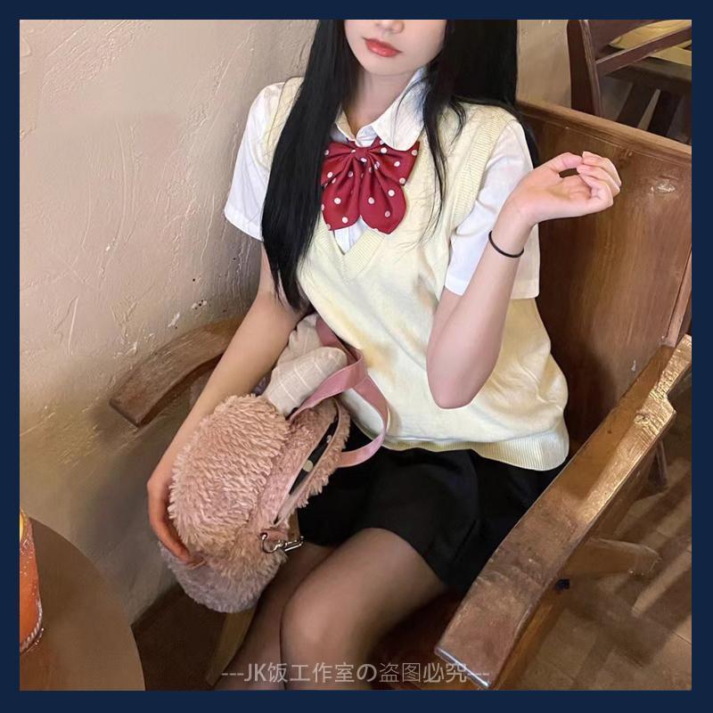 재고 기본 노인 LE JK 스웨터 조끼 가을과 겨울 일본 학생들은 V 넥 풀오버 니트 조끼를 착용합니다.