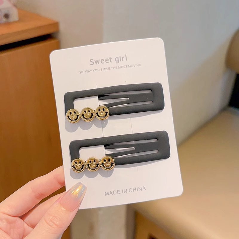 Clip de boca de pato sin huellas en el lado de las letras frises cortas para el cabello de mujeres versátiles simple y de alto nivel sensación de una palabra clip de cabello tocado