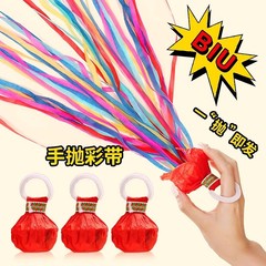 結婚して花のリボンを投げて手を投げて祝います。