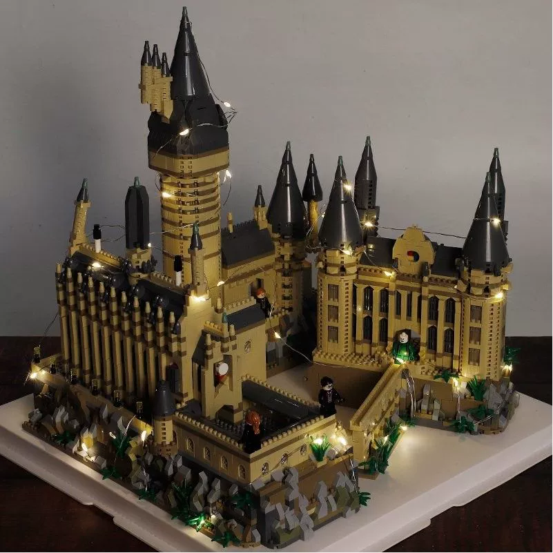 Конструктор (Lego) серия «Замок» — наборы из мелких деталей, модели достопримечательностей (разное количество деталей)