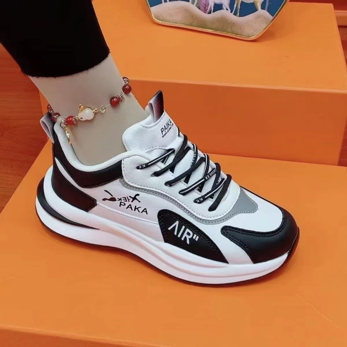화이트 블랙 가죽