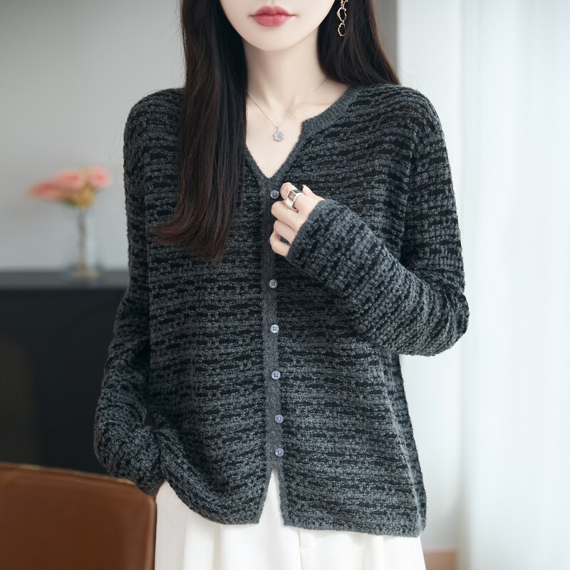 Retro Knitted Cardigan Short Coat for Women, 26 New Korean Style Loose Spring and Autumn Top with a Stylish Design, to be worn as an outer layer over a sweater Retro Knitted Cardigan Short Coat for Women, 26 New Korean Style Loose Spring and Autumn Top with a Stylish Design, to be worn as an outer layer over a sweater