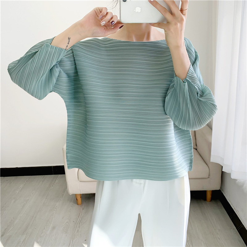 2022春秋の新型のしわの上着の7分の袖のtシャツの1字の襟のしわの服の女性の横の折れる大衆の設計