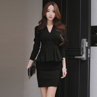 Fall/winter 2025 Korean version of professional attire temperament fake two sexy V-neck slim hip long sleeve dress