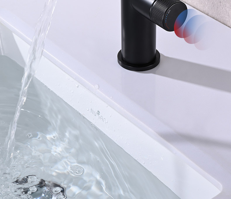 The Maneki Neko faucet shows temperature. It features a full copper swing arm washbasin gun and a gray LED digital display details Picture