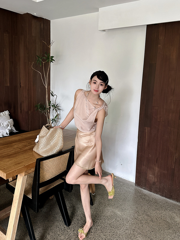 お姉さんの夏の酢酸シリーズはベストをねじっています。|undefined