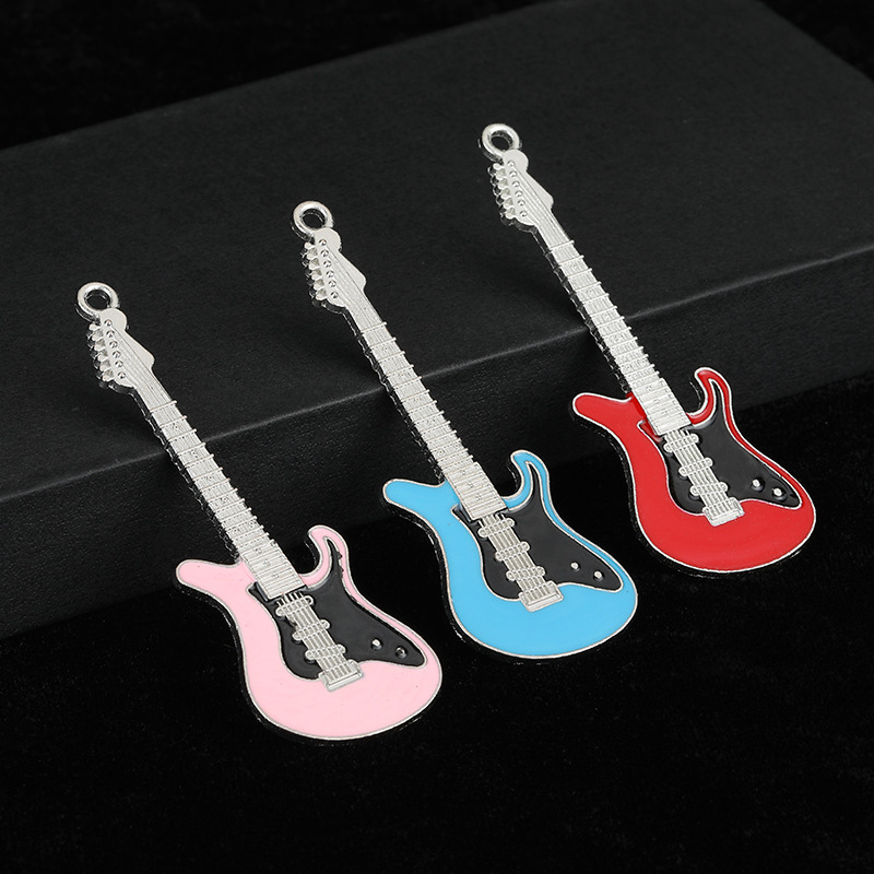 Cross-border European and American retro style keychain accessories punk musical instrument electric guitar rock hot girl y2y pendant pendant Cross-border European and American retro style keychain accessories punk musical instrument electric guitar rock hot girl y2y pendant pendant
