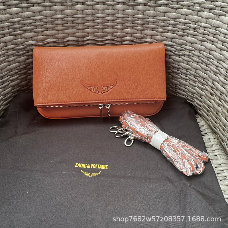 Bolso de hombro con diseño de alas e impresión de letras, cadena incluida