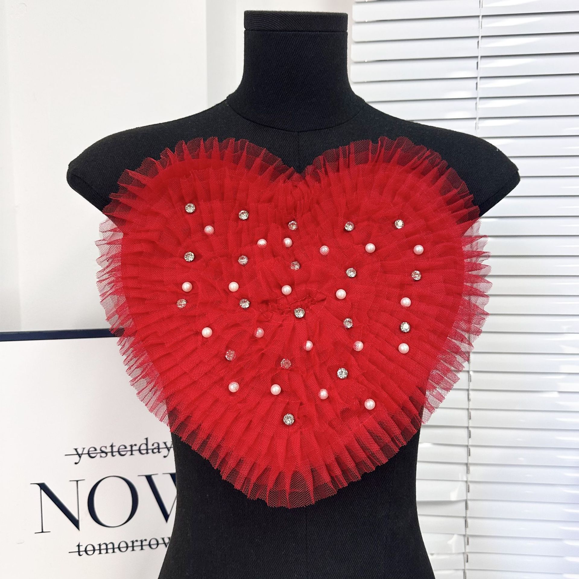 Europa y los Estados Unidos sexy cinturón delgado decoración pectoral clavos cuentas amor malla estereoscópico tela plegado calcomanías accesorios de ropa de mujer image 2