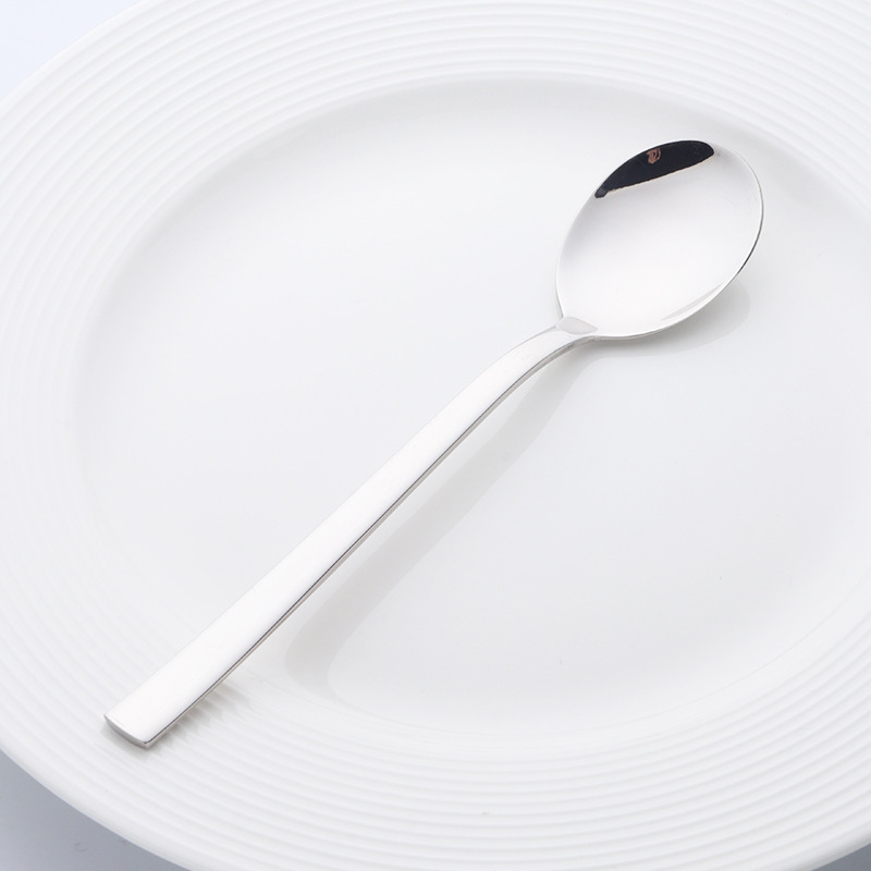 かわいい学生が食事をしているスプーンフォーク家庭用食堂の韓国式のアイデアの四角い柄304ステンレススプーンとチタンメッキのロゴ|undefined