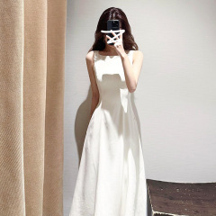 フランスの白いストラップのワンピースの婦人服2025夏の新型の春の気質は腰を収めてお尻のロングスカートを包みます。